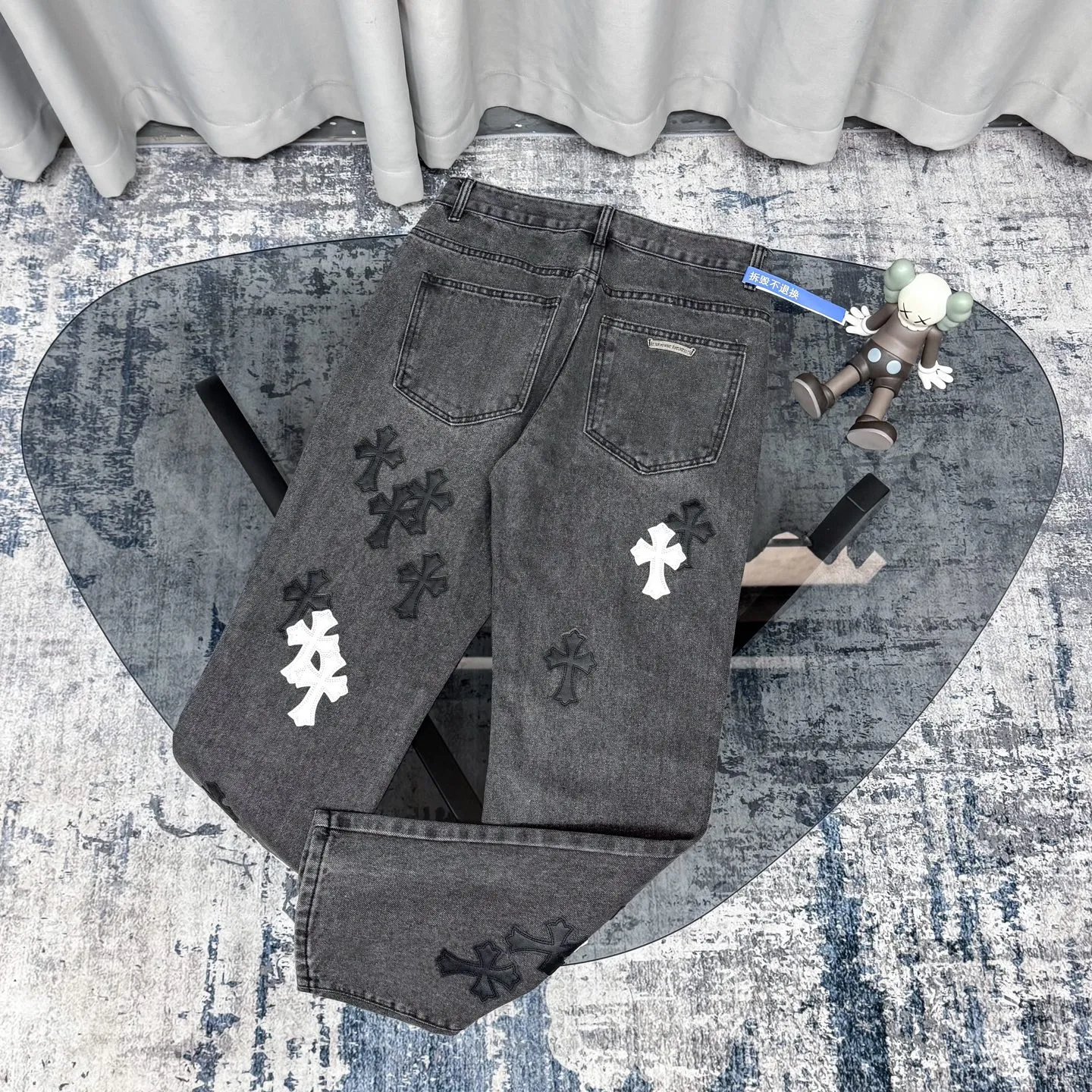 P280 Chrome Hearts city-limited flame black and white leather jeans need to be washed after the finished product is disassembled and hand-made with sheepskin cross leather and then spliced ​​together. The whole piece has too many craftsmanship to explain. The cabinet price is 34W+, the patchwork is decorated with cross flowers, and the high-waisted washed jeans! ! Absolutely high-end luxury products, 8W+ level god-level single products, super popular products, made with top heavy industry, a magic weapon that cannot be missed. About Kroxin This is an extremely luxurious fashion brand, which can also be called the aristocrats of the high street. It has always been an exclusive brand for some hipsters or rich second generation. Compared with ordinary high streets, it is more luxurious and noble. Compared with luxury brands, it has a more fashionable personality and has always been a brand that I have a special liking for. Size: 28 30 32 34 (corresponds to S-XL) Size chart: 28 Waist 76 Pants length 104 Hips 98 30 Waist 80 Pants length 105 Hips 102 32 Waist 84 Pants length 106 Hips 106 34 Waist 88 Pants length 107 Hips 110